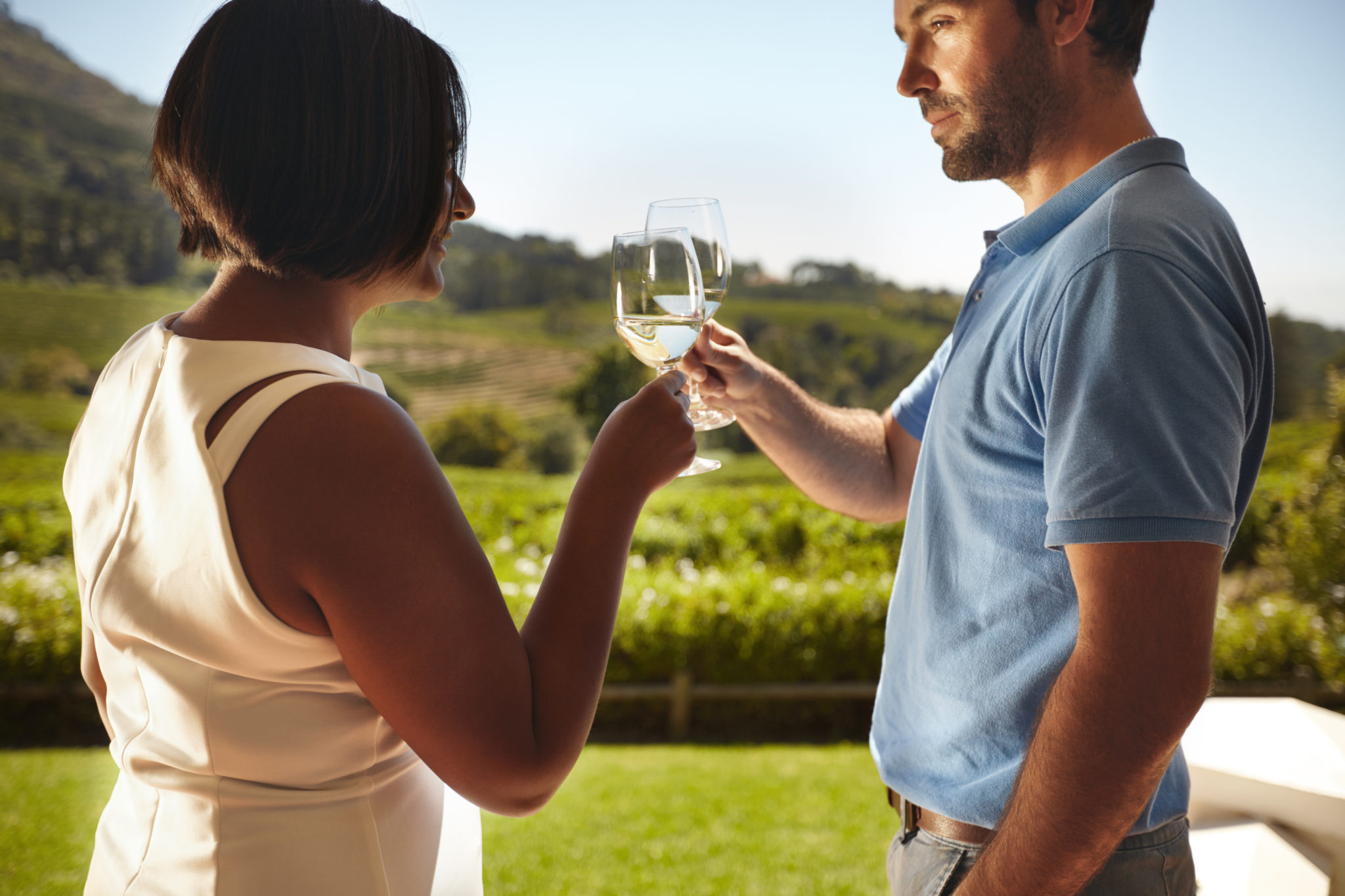 Чокаться последним с мужчиной. Люди пьют вино на природе. Пара пьет вино на природе. Мужчина и женщина на природе с бокалом вина. Пара дегустация вина.