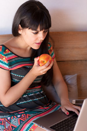 young-woman-having-a-healthy-snack-while-working-l